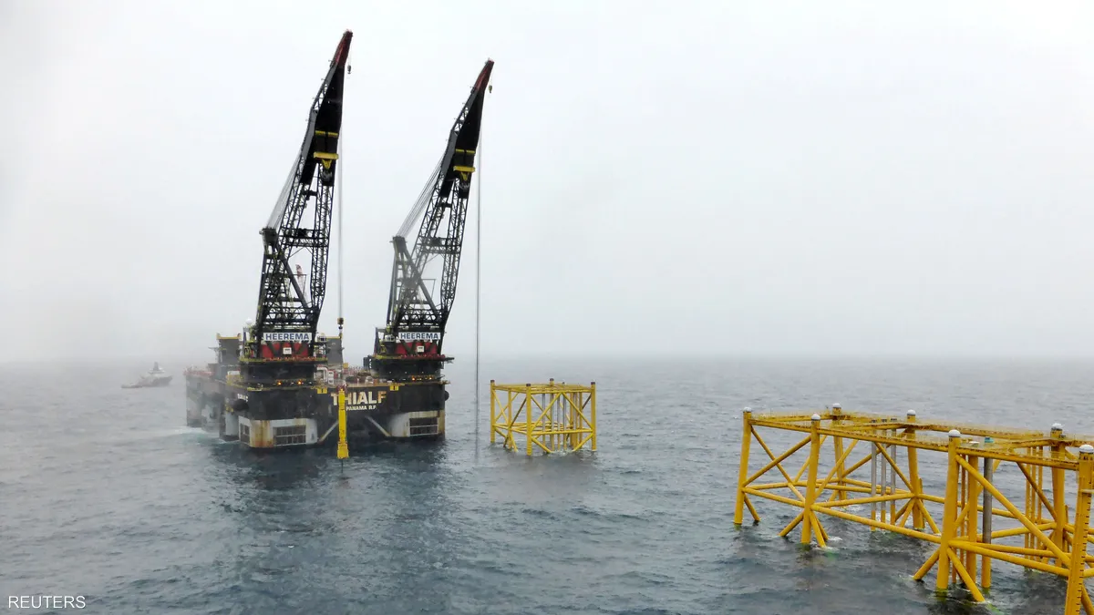 تأكيد السعودية وروسيا تخفيضات الإنتاج يدفع النفط للارتفاع