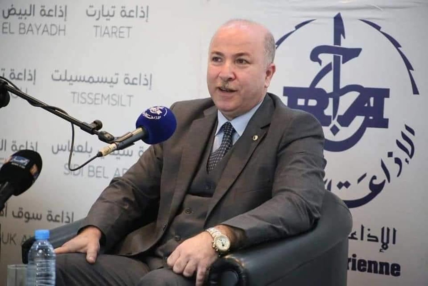 عزل الوزير الأول الجزائري واستخلافه بمدير الديوان بالرئاسة