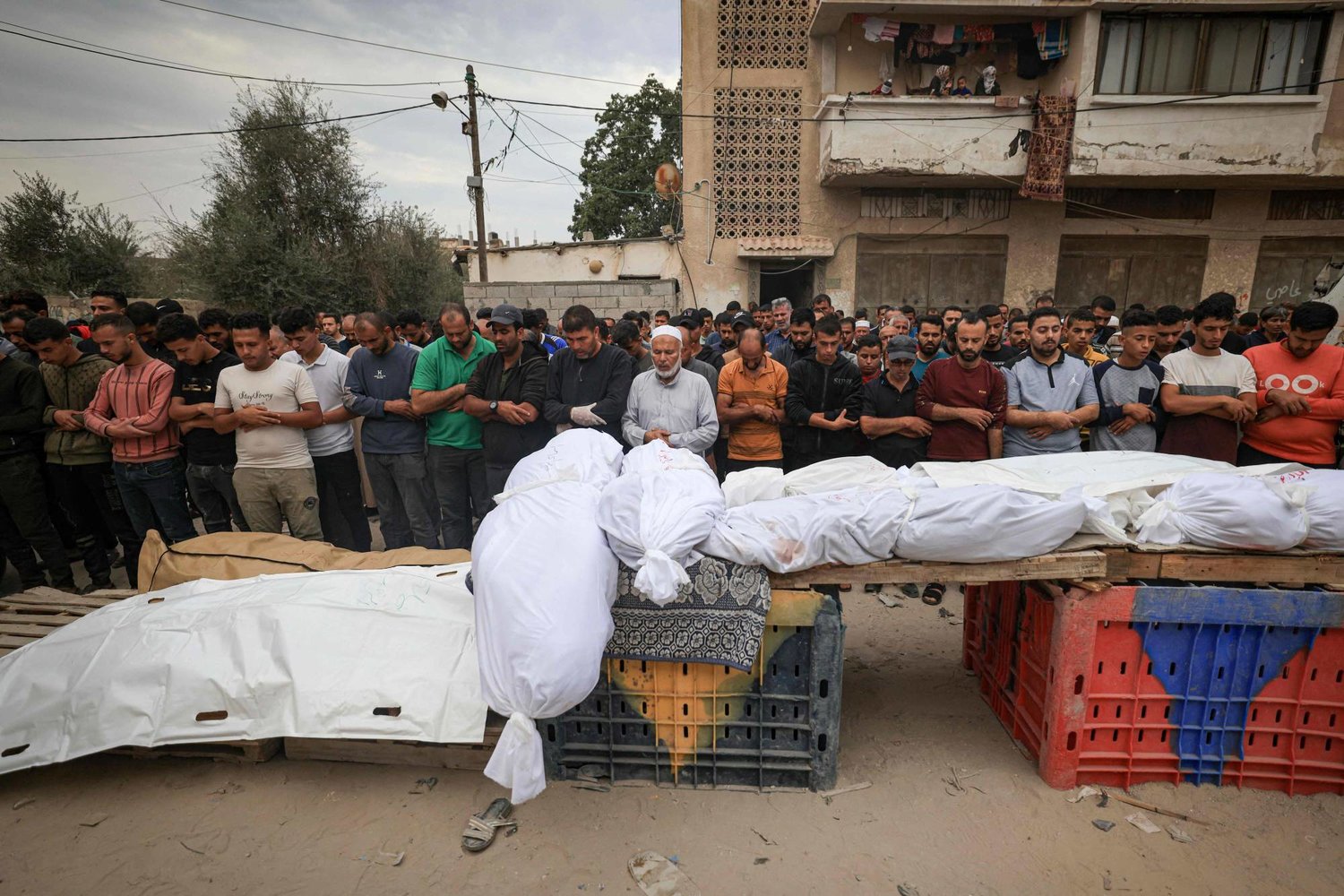 40 قتيلاً وعشرات المصابين في غارات إسرائيلية شرق خان يونس