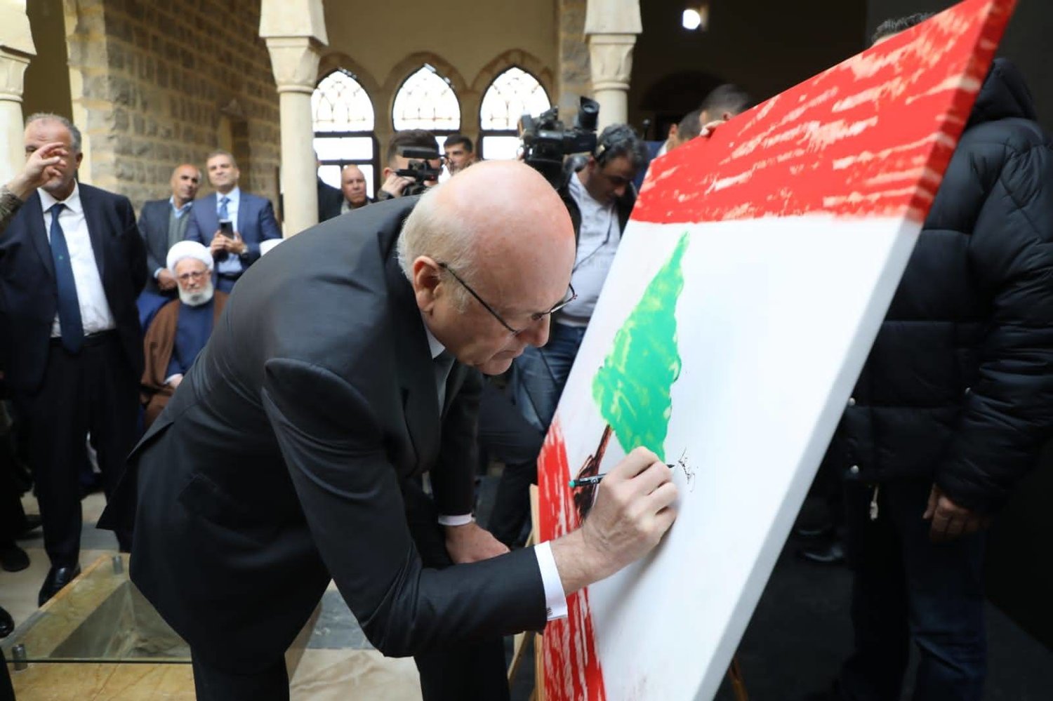 ميقاتي يدعو لانتخاب رئيس للبنان ويثني على جهود قائد الجيش