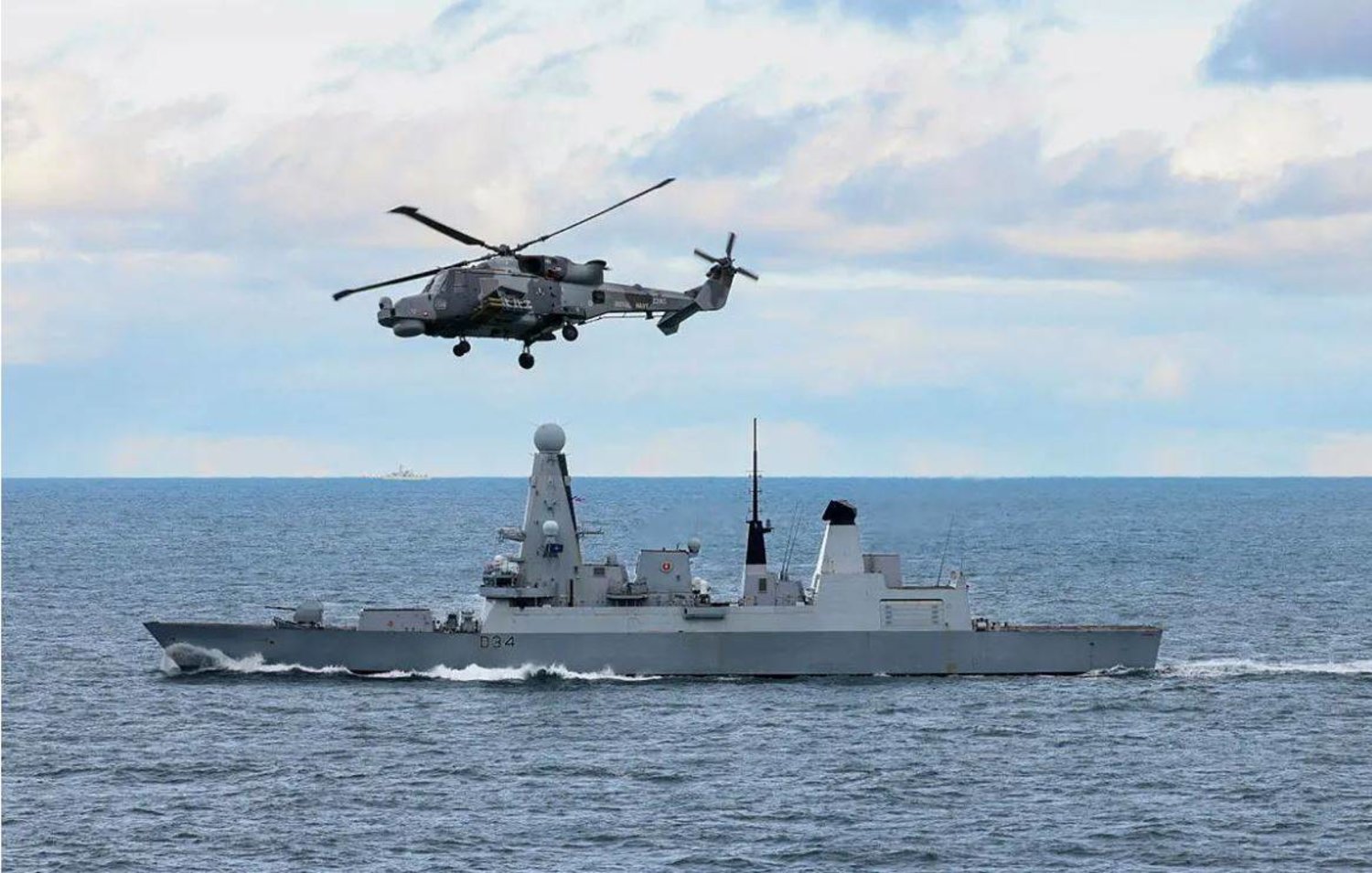 مدمّرة بريطانية تُسقط ما يُعتقد أنها مسيّرة هجومية في البحر الأحمر