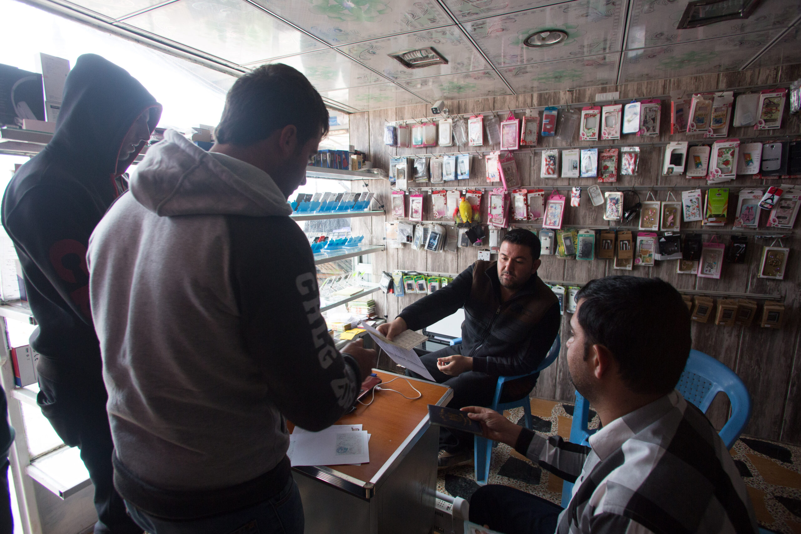 يفاقم معاناة العراقيين ويعمق الفجوة الرقمية في إنجاز المعاملات