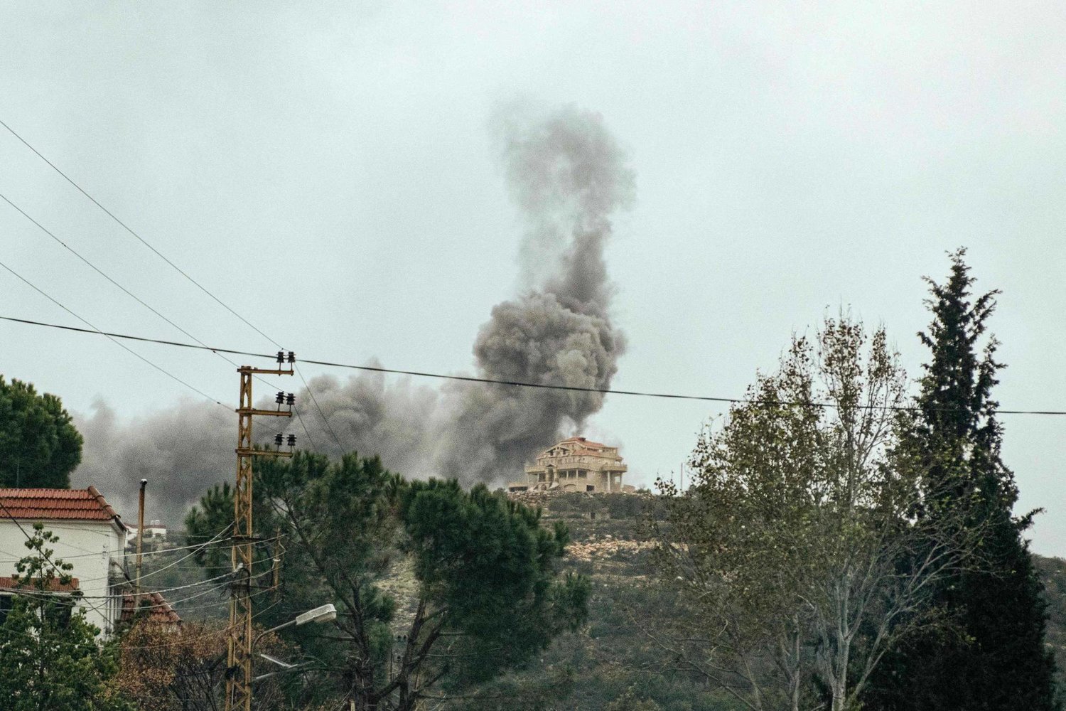 جيش الاحتلال يقصف أهدافاً لـ«حزب الله» في لبنان