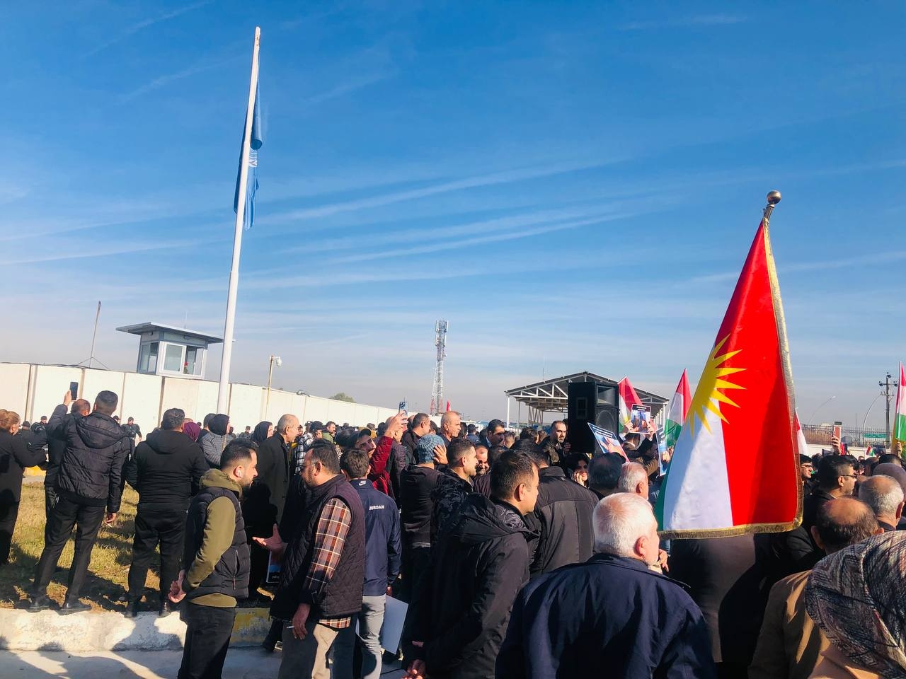 مواطنو أربيل يحتجون أمام مقر الأمم المتحدة في أربيل