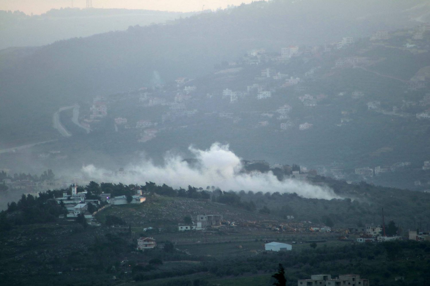 قصف مدفعي إسرائيلي يستهدف عدة مناطق بجنوب لبنان