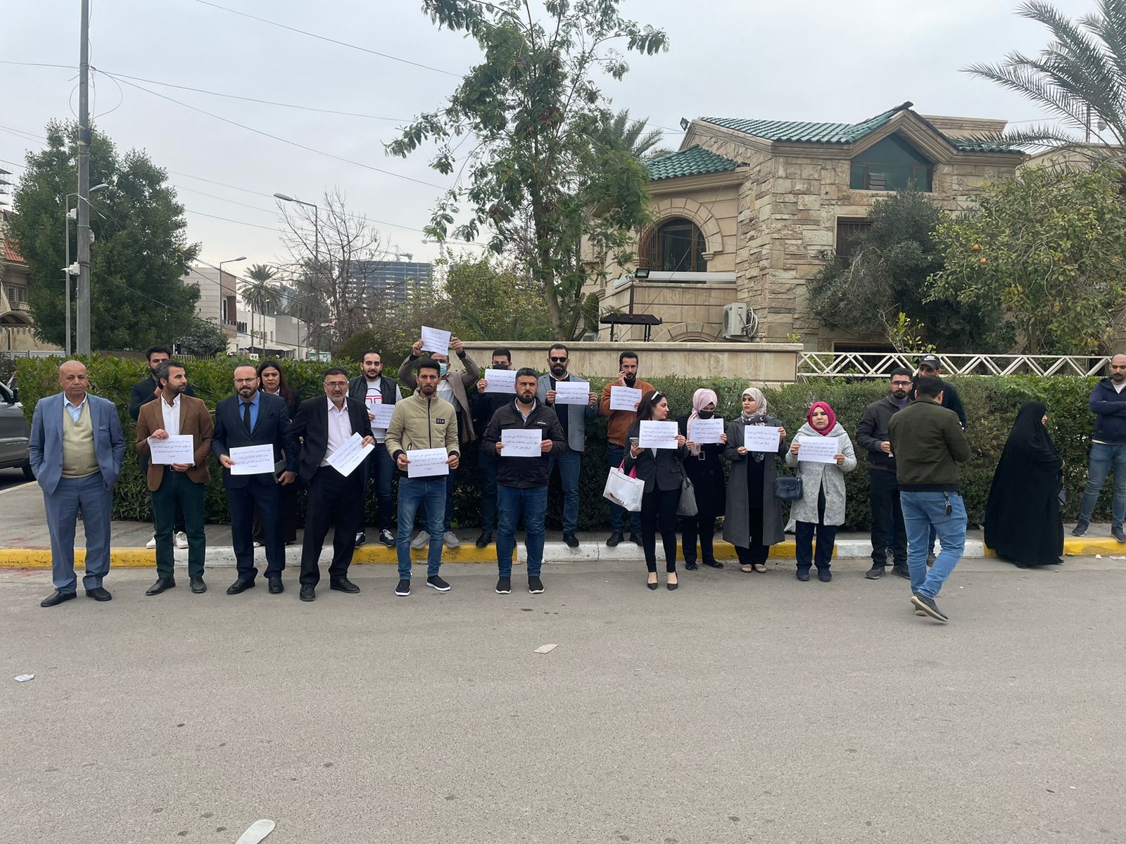 طلاب عراقيون يتظاهرون أمام سفارة لبنان في بغداد