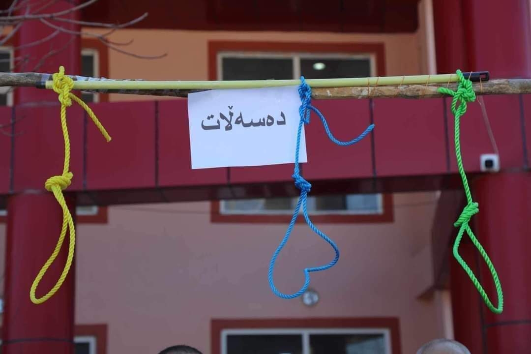 معلمو بينجوين يعلقون حبال إعدام “خضراء وصفراء وزرقاء” لإحزاب السلطة