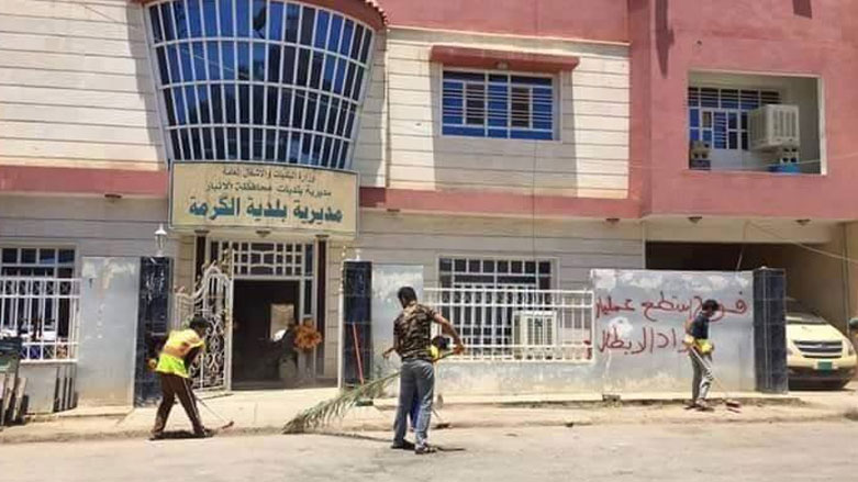 مديرهم سرق رواتبهم لشهرين.. موظفو بلدية الكرمة بالأنبار يضربون عن الدوام