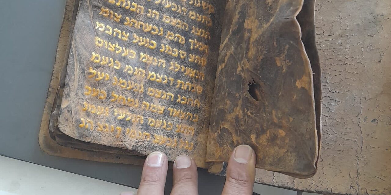 الإطاحة بتجار آثار بحوزتهم كتاب ثمين وتمثال في بغداد