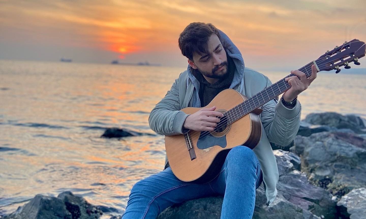 “تأثير الغناء باللهجات الأجنبية: جسر فني يعبر عن التواصل الدولي والتنوع الثقافي بحسب عتال “