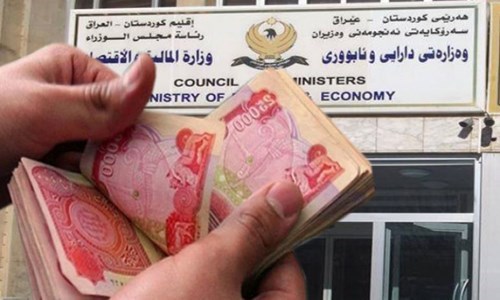 الموظفون يفقدون الثقة ببارزاني ويطالبون بتطبيق توطين الرواتب