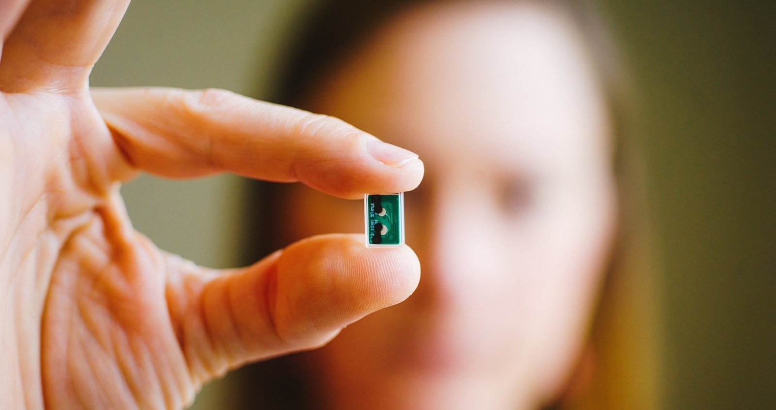 شريحة تُزرع بالدماغ تساعد الناجين من السكتة الدماغية على التواصل بلغتين