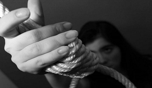 فتاة بعمر الـ 16 تقدم على الانتحار بالنجف بسبب رفض والدها الذهاب معه إلى بغداد بحسب روايته