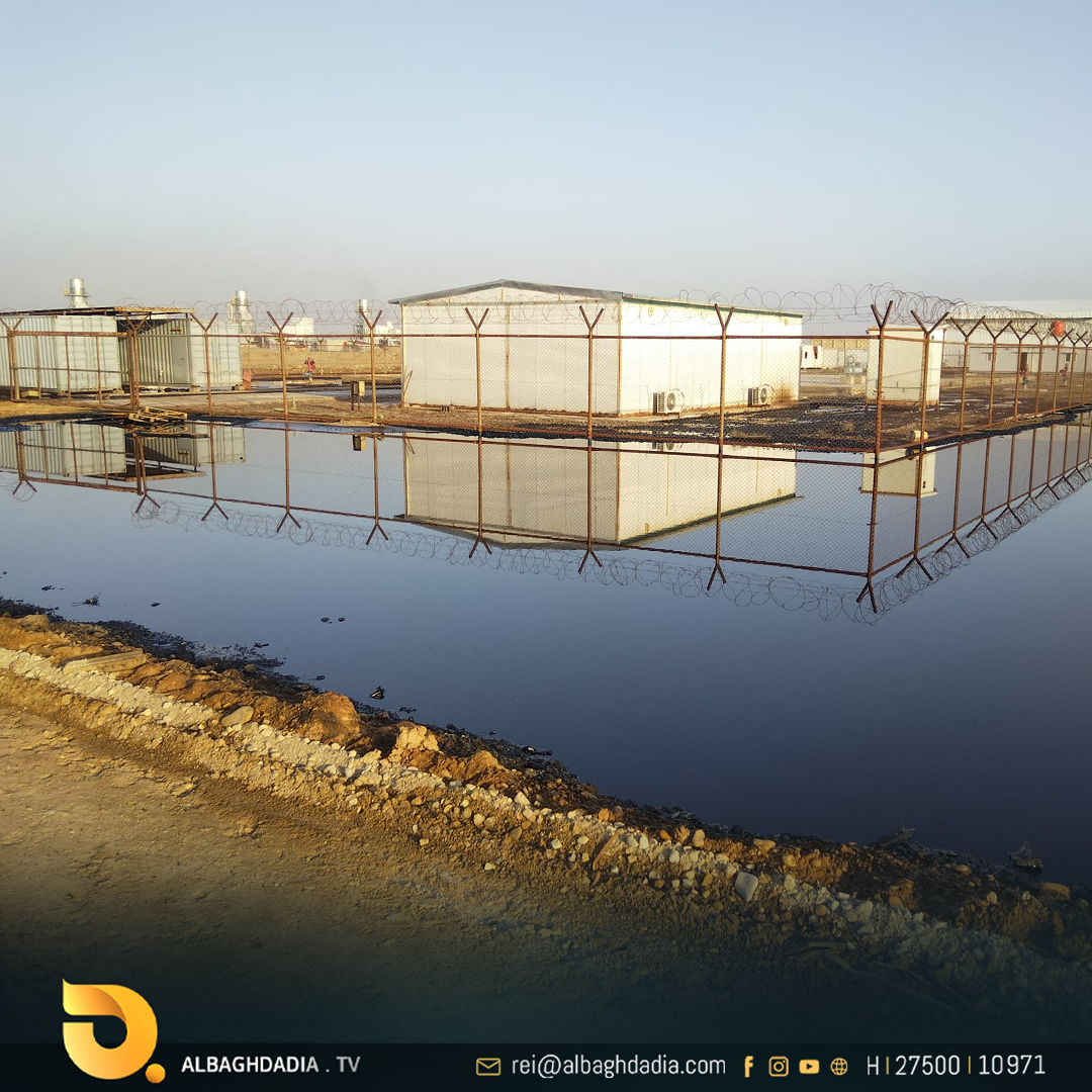 بالصور || النفط الخام في حقل الغراف النفطي يتجاوز حاجز الاحواض ليشكل مسطحات في قضاء الرفاعي بذي قار