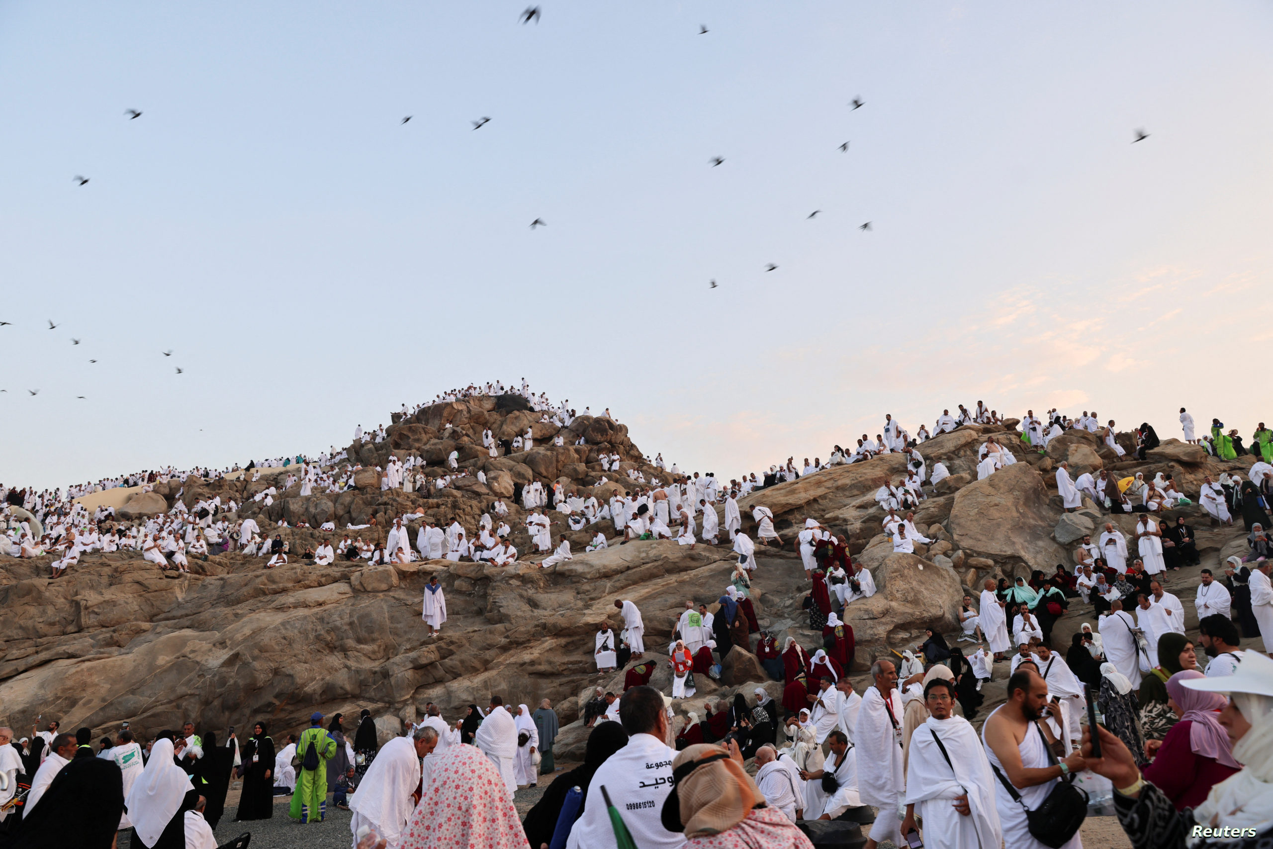 الحجاج يقفون على جبل عرفات لأداء ركن الحج الأعظم