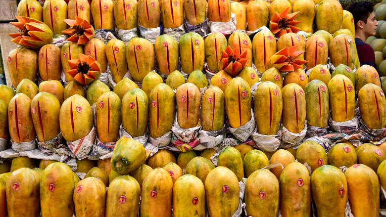 هل تعاني من عسر الهضم؟ إليك ما لا تعرفه عن فاكهة البابايا وفوائدها