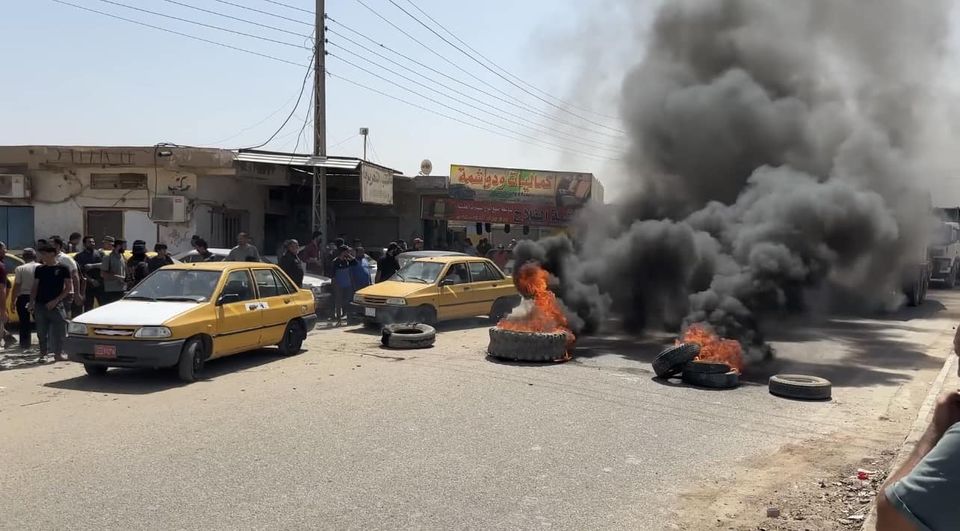 تظاهرات وغلق طرق بالإطارات المشتعلة في المنطقة الصناعية بمحافظة ميسان بعد قطع الكهرباء عنهم