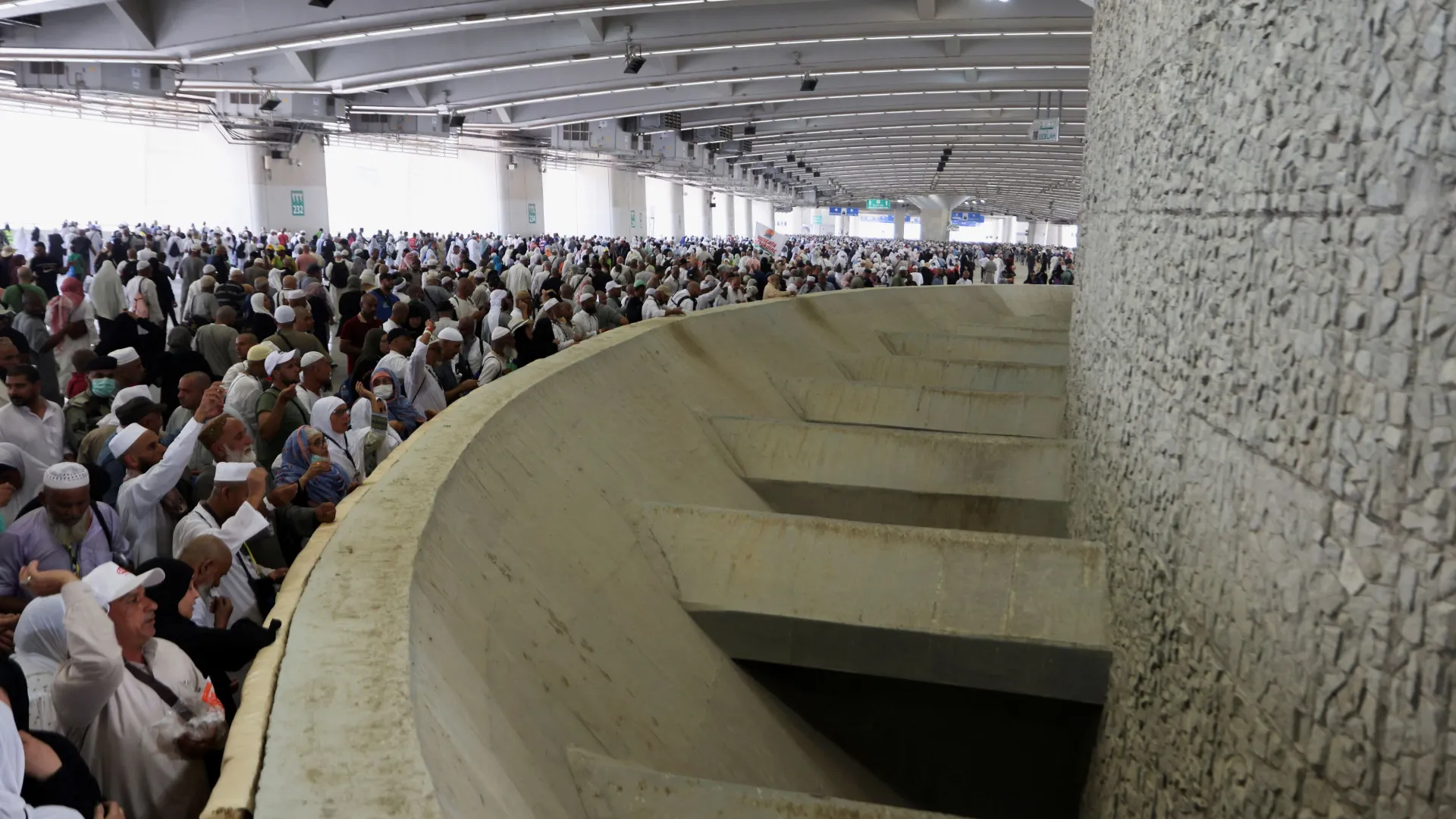 بسبب ارتفاع درجات الحرارة.. إيقاف مؤقت لتفويج الحجاج إلى رمي الجمرات