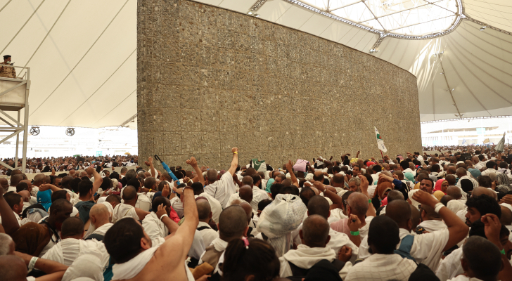 حجاج بيت الله الحرام يواصلون رمي الجمرات في أول أيام التشريق