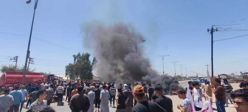 العشرات من أهالي ناحية بني سعد يقطعون الطريق الرابط بين ديالى _ بغداد احتجاجاً على انقطاع الكهرباء
