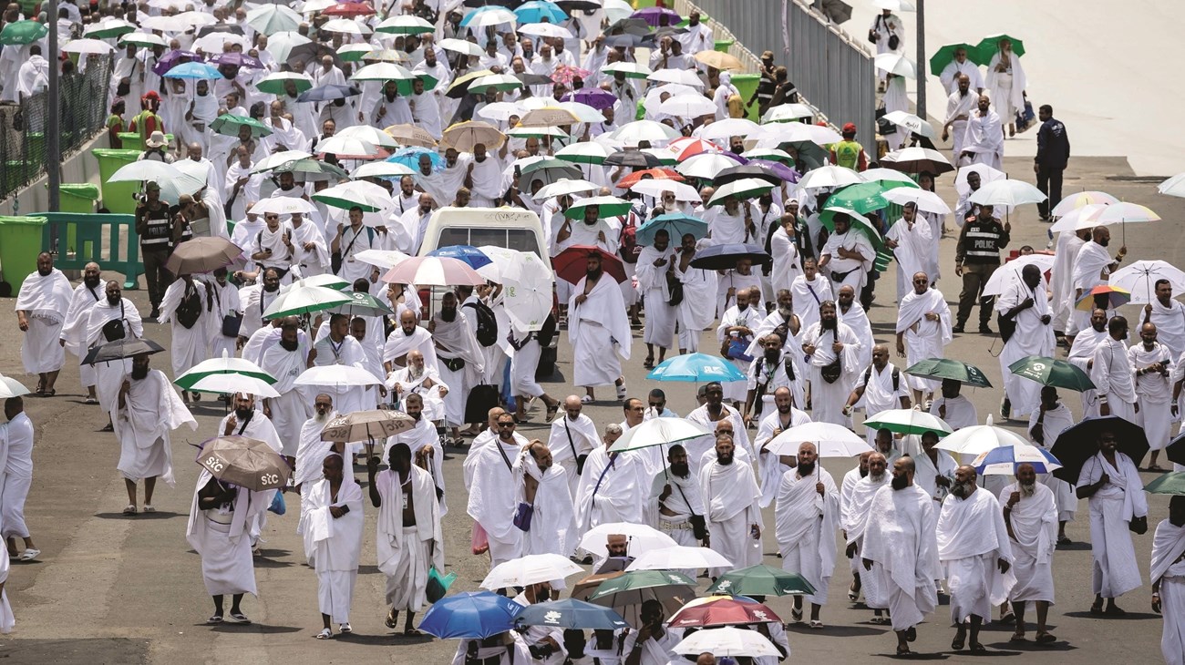 وسط ارتفاع درجات الحرارة.. حجاج بيت الله الحرام يتوجهون الى مشعر عرفات لأداء الركن الأعظم