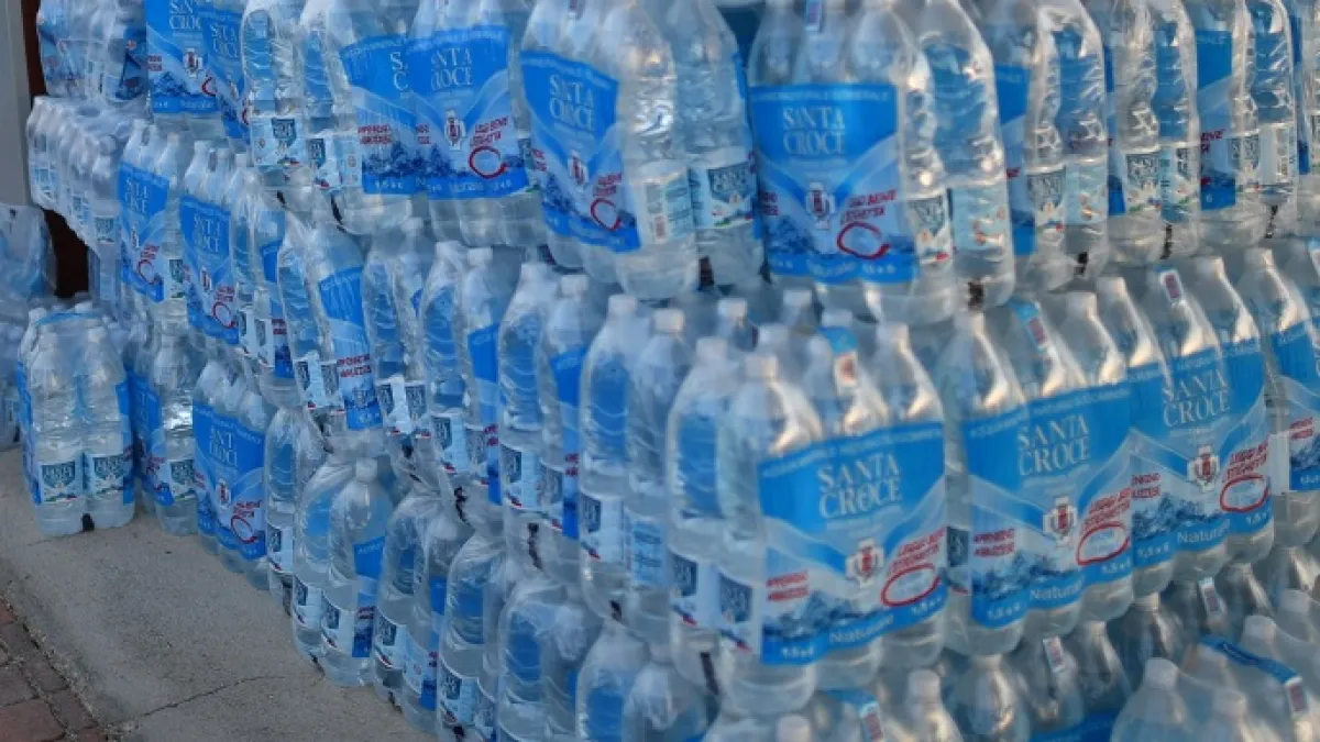 دراسة صينية تحذر: قناني المياه البلاستيكية تصبح سامّة تحت الشمس