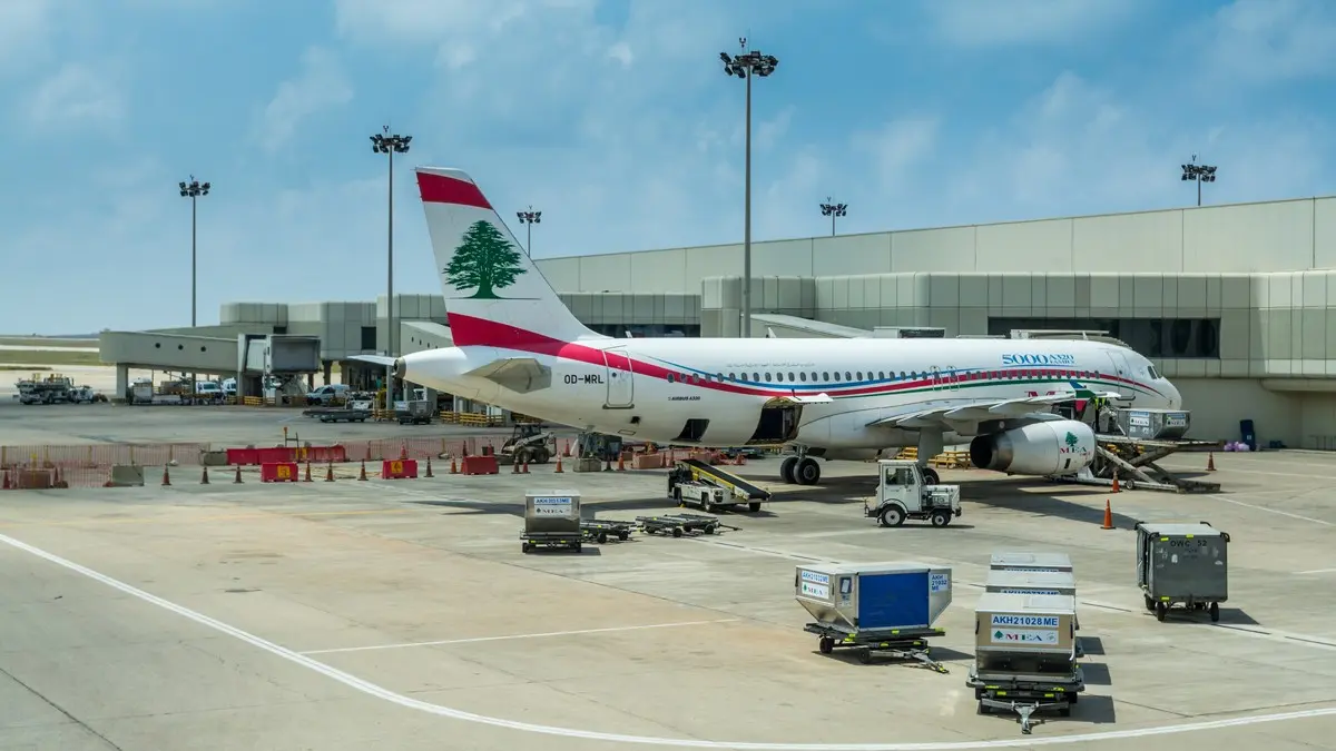 صحيفة “ديلي تليغراف” البريطانية: صناديق كبيرة غامضة تصل في رحلات مباشرة من إيران الى بيروت