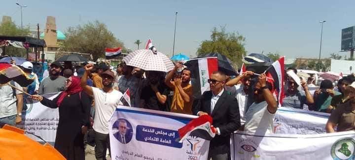 حملة الشهادات العليا والأوائل “بدون كود” يتظاهرون امام مجلس الخدمة مطالبين بإطلاق الكودات