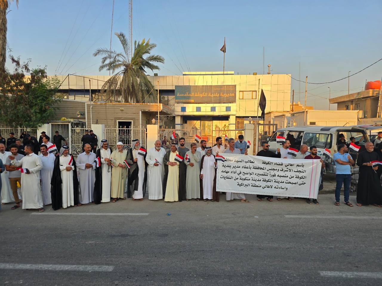 العشرات من أهالي قضاء الكوفة يتظاهرون وسط المدينة للمطالبة بإقالة مدير البلدية