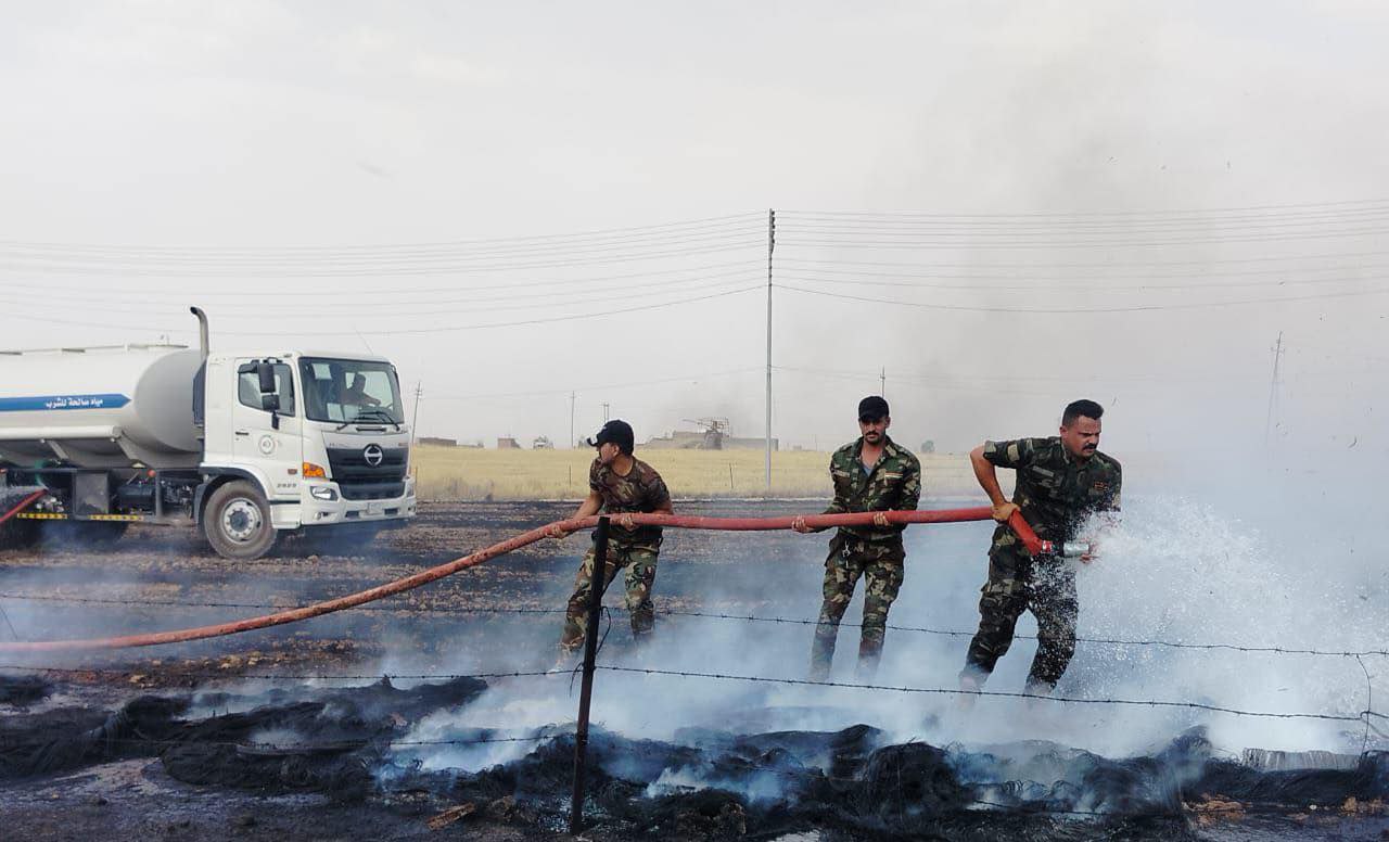 اخماد حريق اندلع قرب محطة كهرباء جنوب الموصل بسبب إرتفاع درجات الحرارة