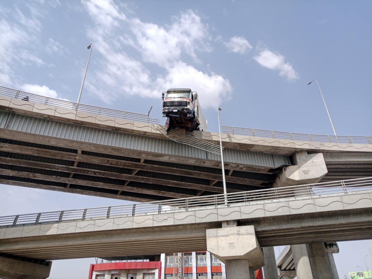 نجاة سائق حمل بعد ان انحرفت عجلته من اعلى مجسرات الزهراء بمحافظة النجف
