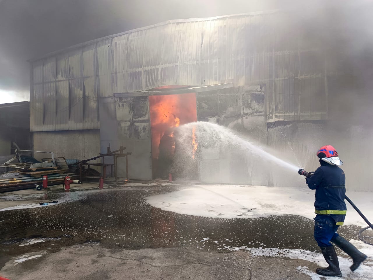 حريق يلتهم مخازن للمناديل الورقية في منطقة عويريج جنوبي بغداد