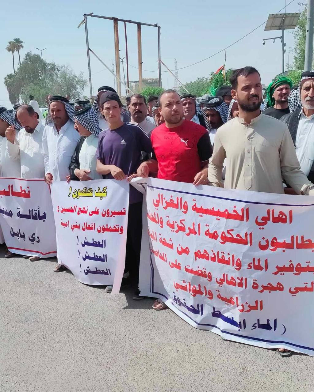 تظاهرات حاشدة لاهالي مناطق الخميسية والغزالي امام ديون محافظة بابل للمطالبة بتوفير المياه