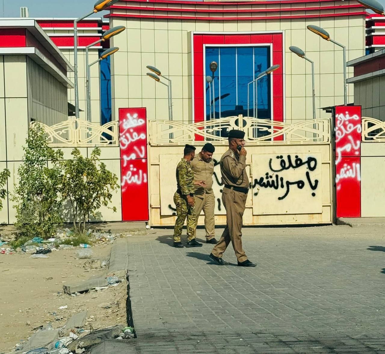 احتجاجاً على قطع الكهرباء.. متظاهرون يغلقون مبنى مجلس محافظة ذي قار ومكتب المحافظ ويكتبون عبارة مغلق بأمر الشعب