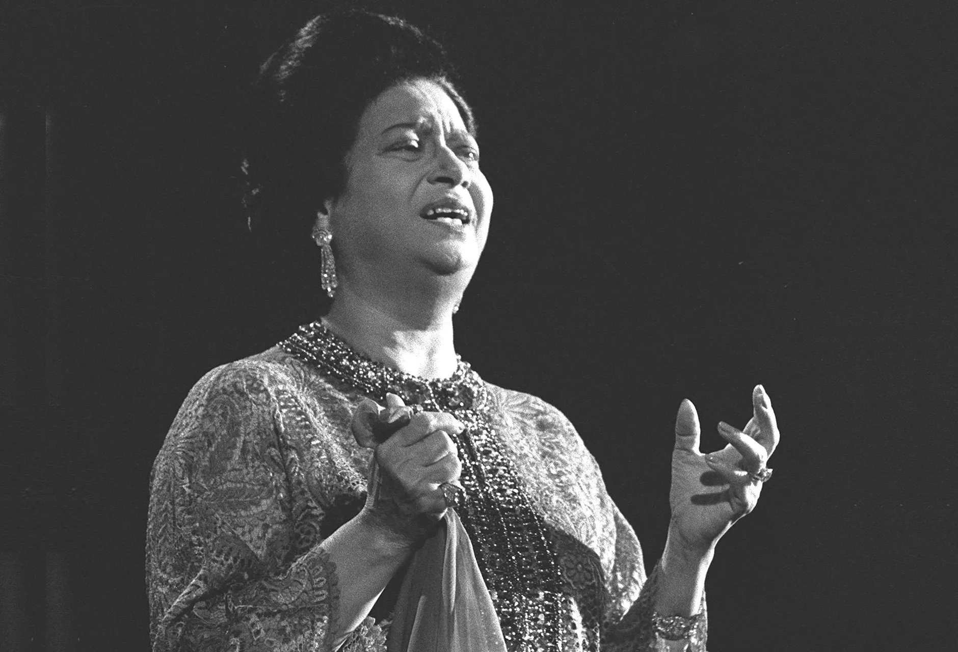 أم كلثوم تعود مجدداً للغناء بتقنية تظهر معها شخصياً على المسرح