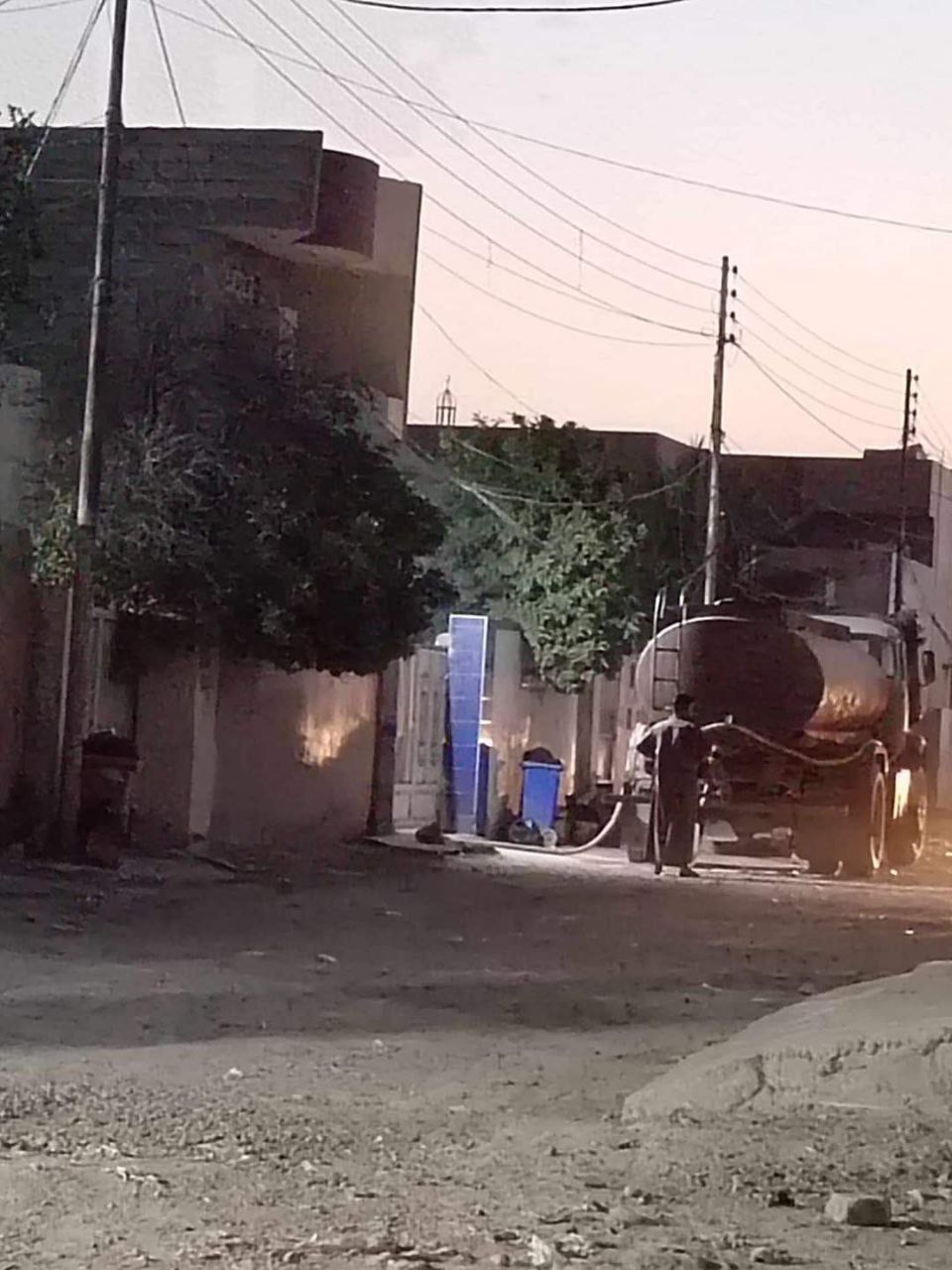 سامراء تعاني ازمة مياه صالحة للشرب والأهالي يتنظرون الحوضيات منذ الساعات الأولى