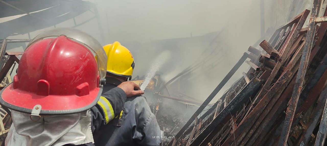 اخماد حريق اندلع داخل عدد من الأكشاك المشيدة من ألواح “الجينكو” في العاصمة بغداد