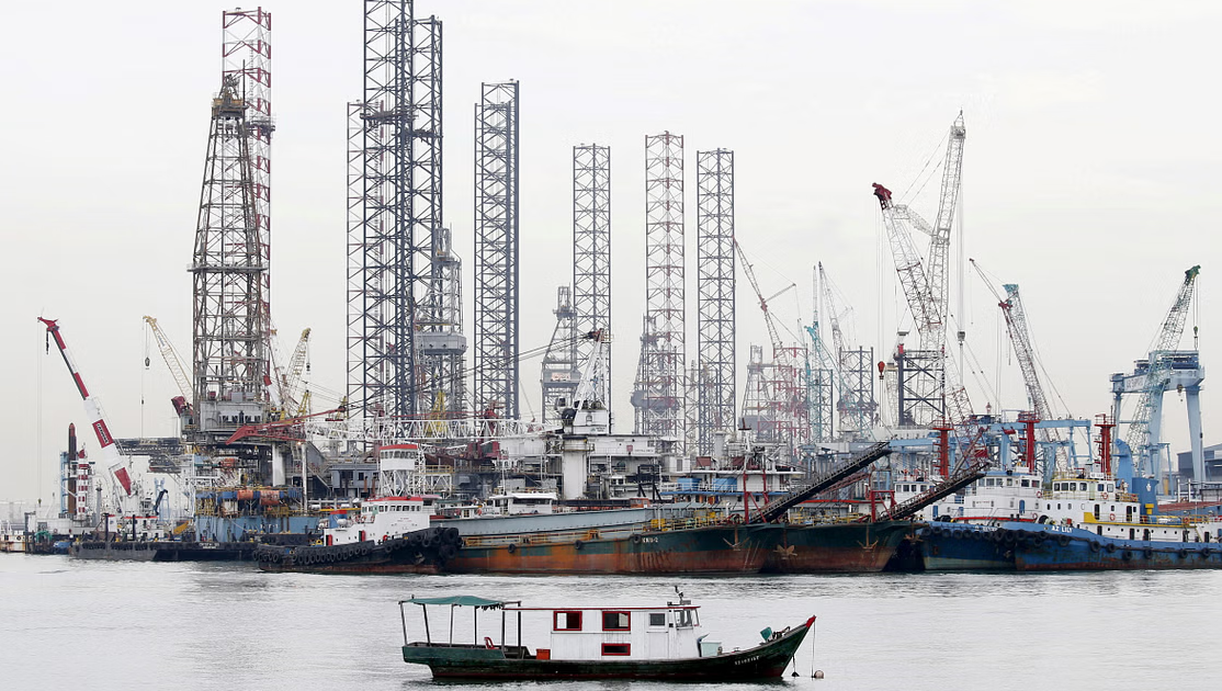 النفط يتراجع مع توترات الشرق الأوسط