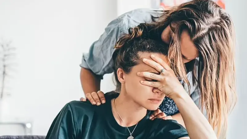 تماما مثل نزلات البرد.. يمكن للاكتئاب أن يكون معديا