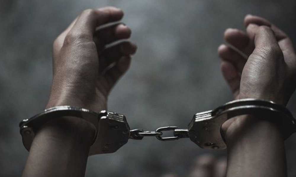 القبض على شخص تولد عام 2005 أثناء قيامه بتنفيذ دكة عشائرية على أحد المنازل في منطقة الشعلة