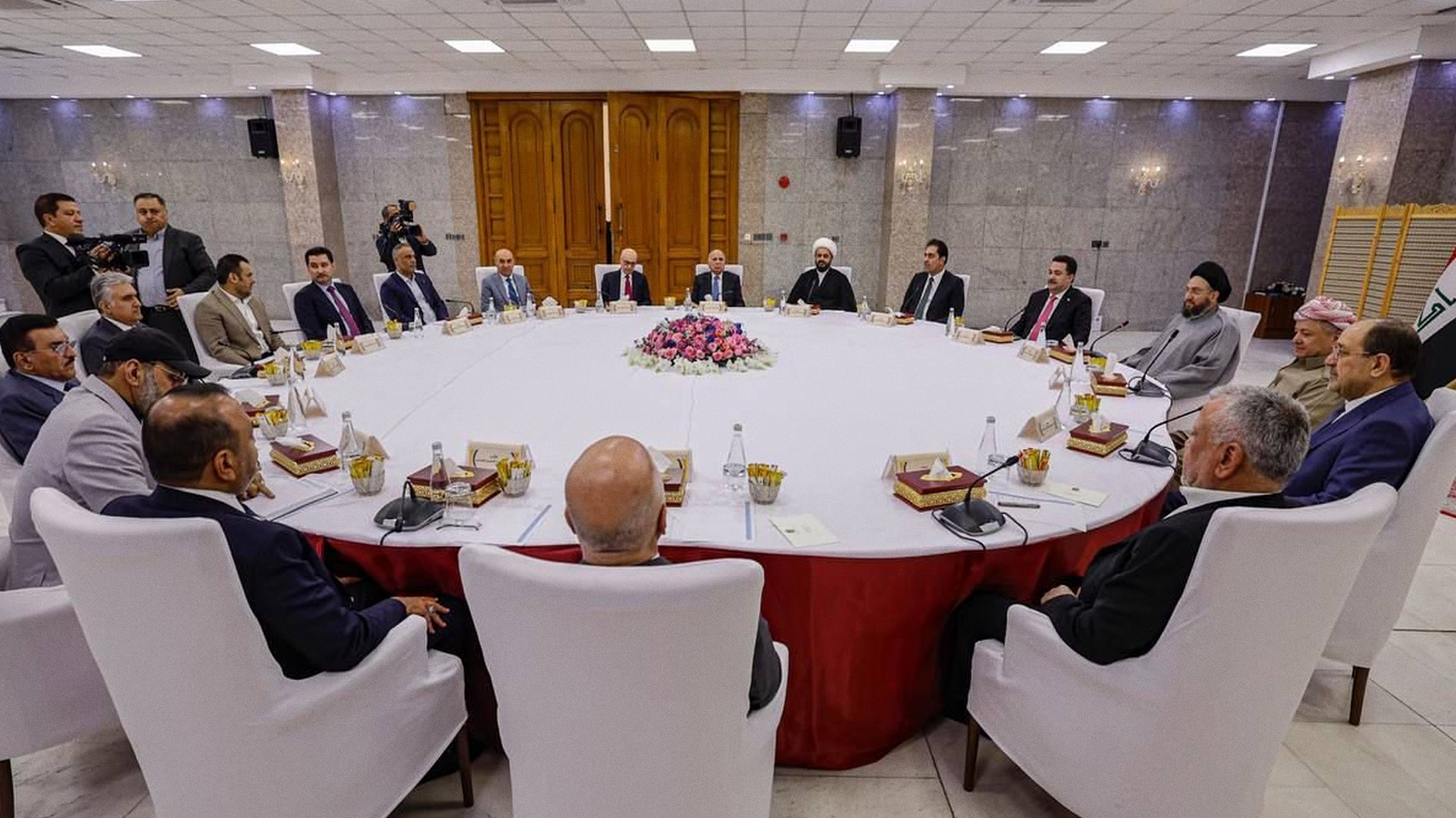 مراقبون: اجتماع قادة الفصائل الولائية مع مسعود بارزاني دليل على ان المصالح الحزبية أهم من المواقف