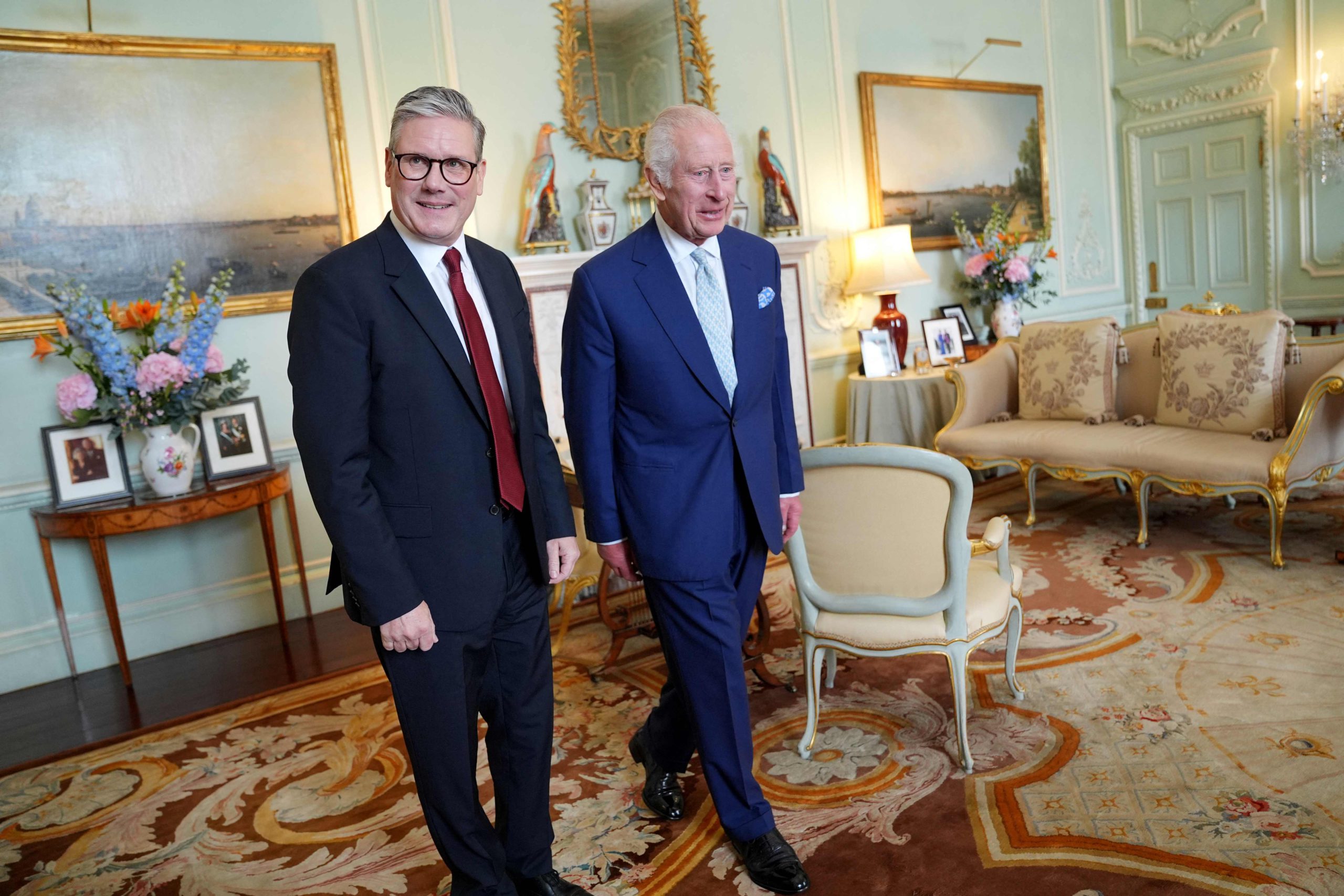 القصر الملكي يعيين زعيم حزب العمال “كير ستارمر” رئيساً لوزراء بريطانيا