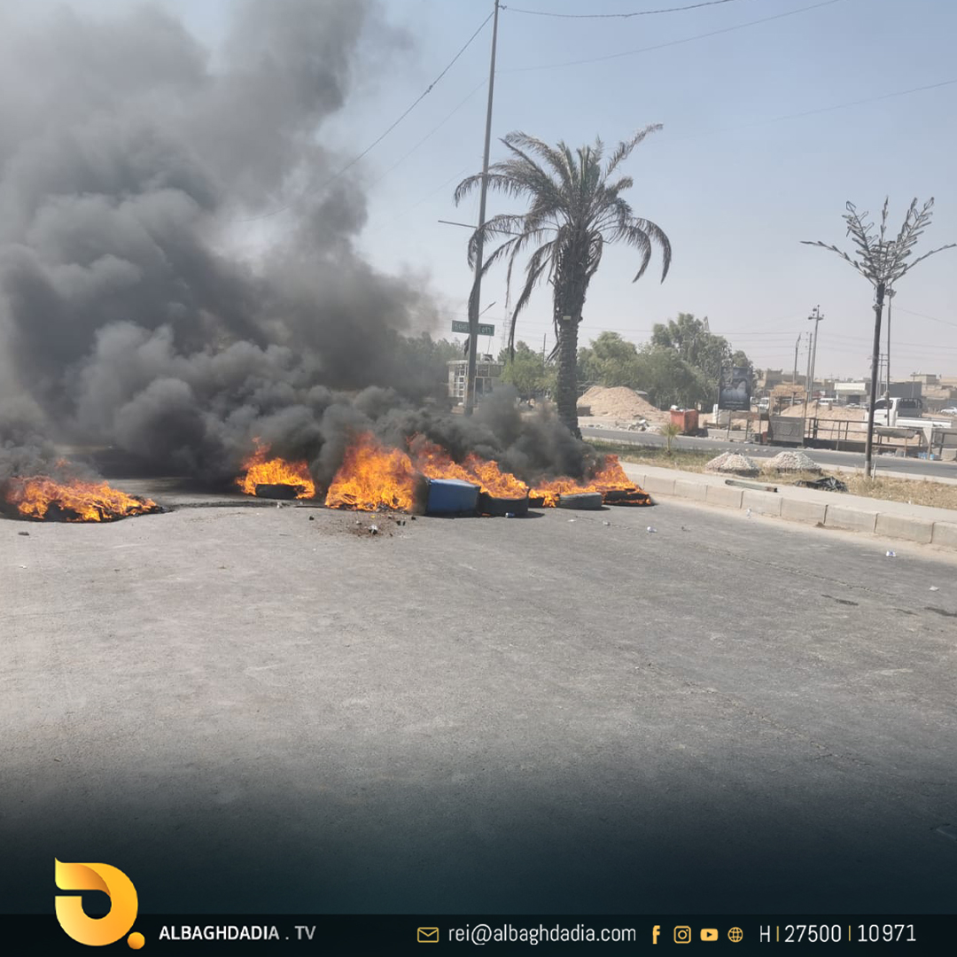 بـ الفالة ورايات يا حسين.. محتجّون يغلقون دائرة كهرباء الحيدرية وطريق نجف – كربلاء احتجاجاً على سوء الخدمات