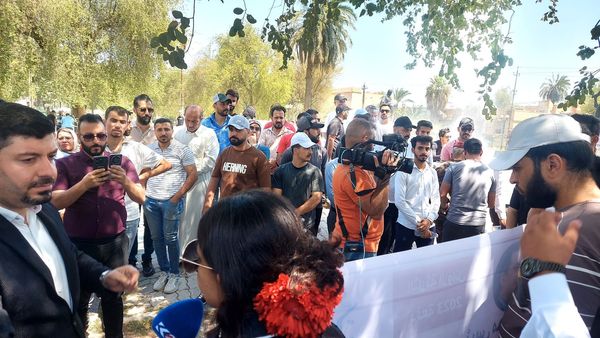 حملة الشهادات العليا والأوائل يتظاهرون امام وزارة التخطيط ببغداد للمطالبة بفتح منظومة الكودات