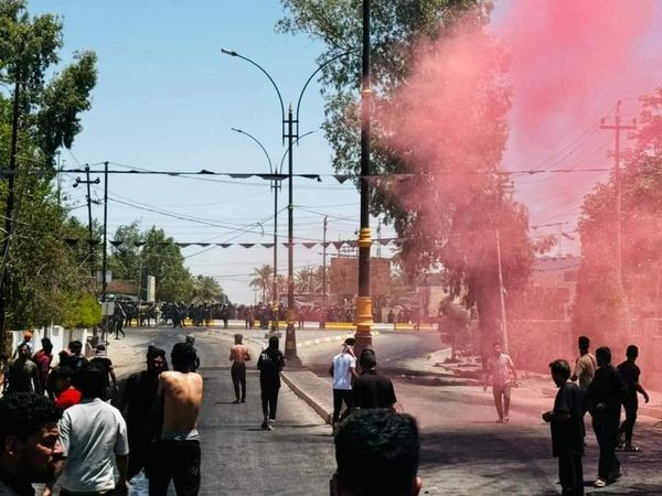 القوات الأمنية تقمع تظاهرة لأهالي قضاء غماس في الديوانية خرجوا احتجاجا على سوء الخدمات