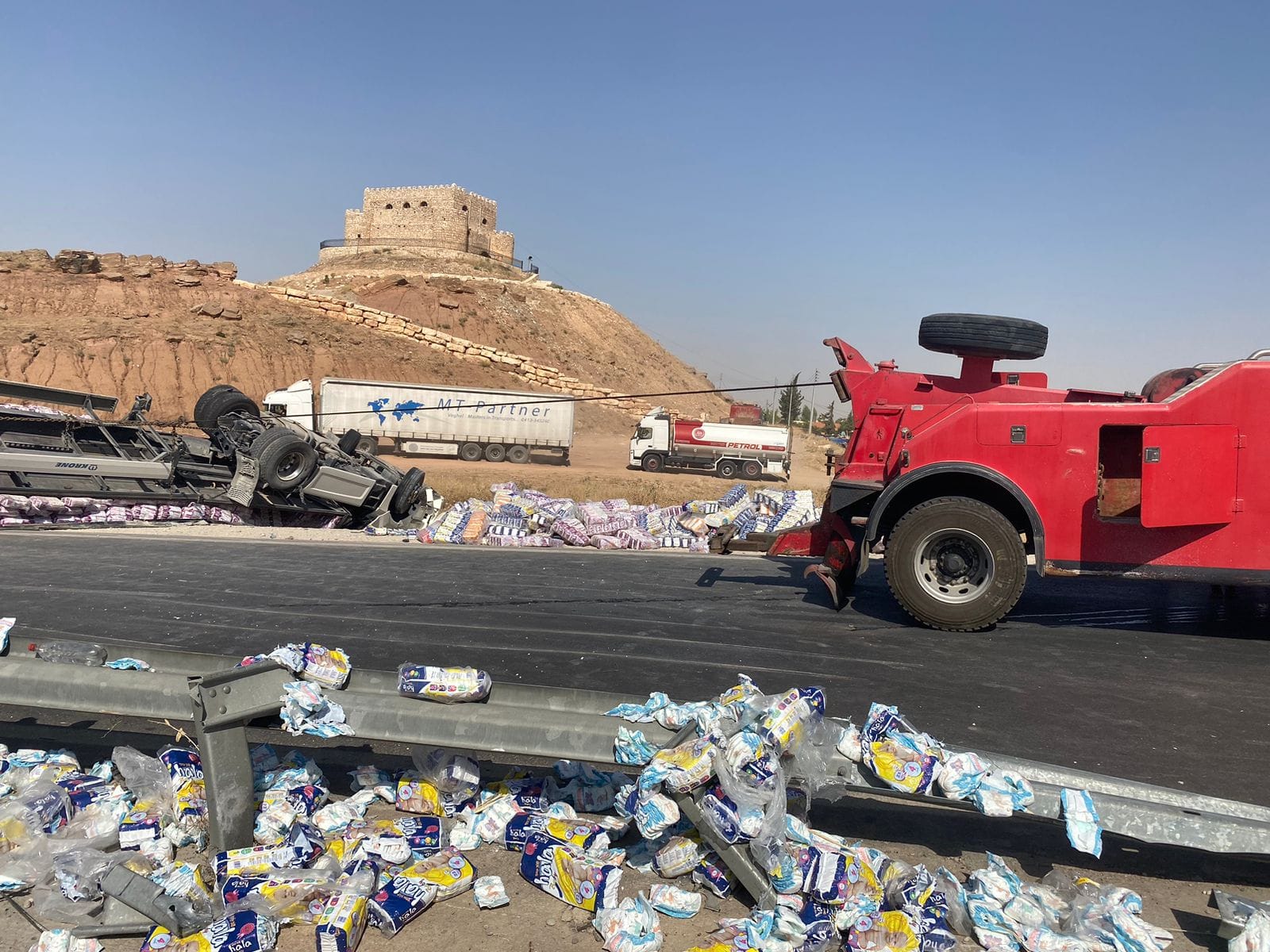 إصابة 5 عناصر من المرور والشرطة جراء انقلاب شاحنة واصطدام صهريج بها في أربيل