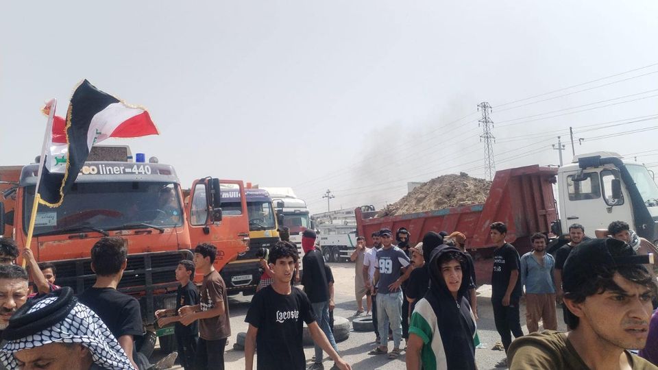 متظاهرون يقطعون طريق الطيب بسبب سوء الخدمات في منطقة حي الرحمة بمحافظة ميسان