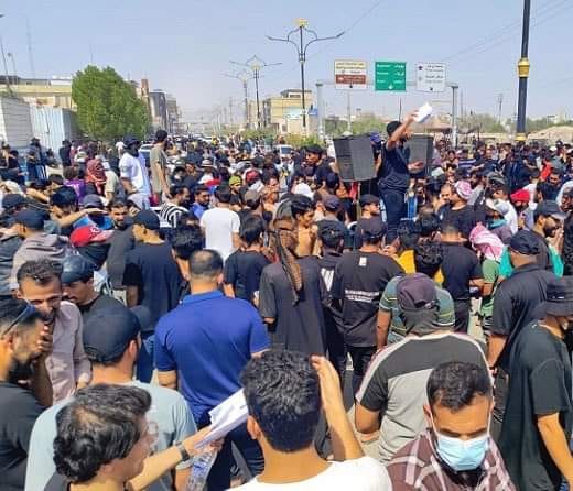 جيل التسعينات يتظاهرون أمام مبنى محافظة ذي قار للمطالبة باستحقاقهم بتوفير فرص العمل