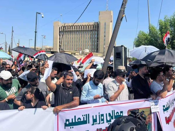 طلبة الدراسات العليا يتظاهرون امام وزارة التعليم مطالبين بالتوسعة واشغال المقاعد الدراسية