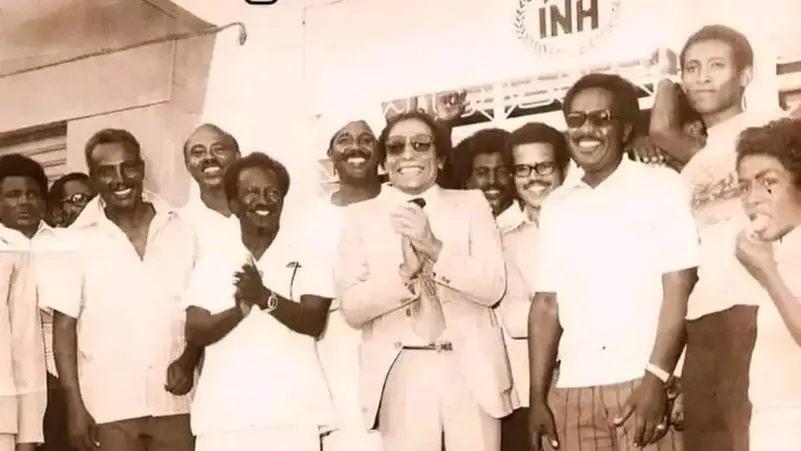 صورة نادرة للزعيم عادل إمام بالسودان.. وكيف أثارت عبارة عفوية نظام نميري؟!